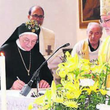 Äbtissin Maria Angelika Streule gefeiert - Die Äbtissin bei ihrer Unterschrift während des Gottesdienstes. Bild: zg