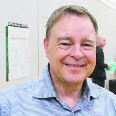 Ja mit Vorbehalten - Chris Springer, Präsident der Abgeordnetenversammlung des Sportzentrums Burkertsmatt, ist zuversichtlich, dass der Kunstrasen im kommenden Sommer ersetzt werden kann. Bild: Roger Wetli
