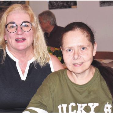 «Ihr seid unser Erfolgspotenzial» - Daniela Böniger (rechts) ist die neue Koordinatorin des Projekts «länger dehei». Sie folgt auf Jolanda Kym. Bild: zg