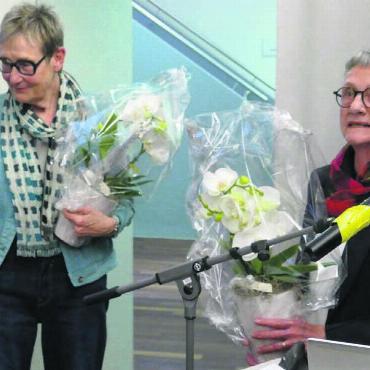 «D’Kultur läbt» auf dem Mutschellen - Die beiden Co-Präsidentinnen Elsbeth Wyss-Blöchlinger (links) und Corinne Wagner wurden durch ihren Vorstandskollegen mit Blumen für ihr umsichtiges Engagement in der Vereinsführung geehrt. Bilder: Stefan Treier