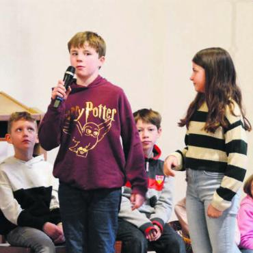 Tradition lebt wieder auf - Konzentriert üben die Kinder mit Katechetin Annina Stutz (links) ihren Text für die Premiere in gut einer Woche. Bild: Celeste Blanc