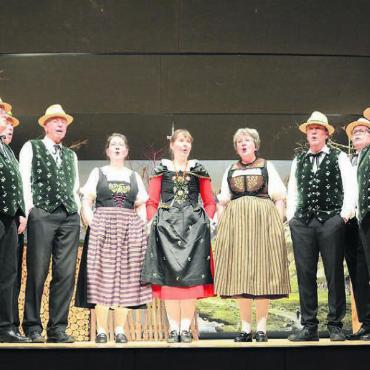 Von wegen alt und verstaubt - Der Jodlerklub «Heimelig» Villmergen gab unter der Leitung von Anna Eisenhut (Mitte) mehrere Kostproben seines Könnens. Bilder: Chregi Hansen