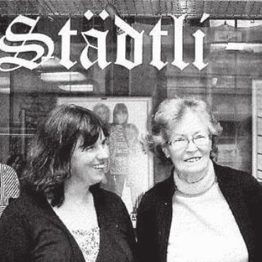 «Danke an all die treuen Seelen» - Heidi Gritsch-Baier (r.) führte den Städtli-Shop viele Jahre lang. Mit Dorit Hartmann (l.) – hier anlässlich der 100-Jahr-Jubiläumsfeier des Städtli-Märts 2012 – versteht sie sich prima.