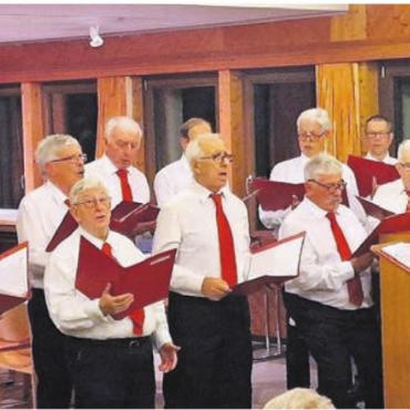 Gemütliches Ständchen - Der Männerchor Berikon bereitete den Jubilaren mit seinen Liedern grosse Freude. Bild: zg