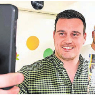 Freiämter Sportler des Jahres - Joel Strebel und sein Siegerselfie. Bild: spr