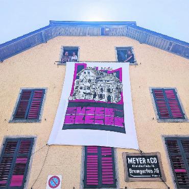 «Kuzeb für immer» - Licht am Horizont: Der Verein Kuzeb könnte bald offizieller Besitzer der bisher «besetzten» Liegenschaft sein. Bild: Marco Huwyler