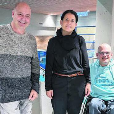 Barrierefrei baden - Chefbadmeister Roger Marti, Stadträtin Claudia Bamert und Badegast Michael Betschmann testen einen der beiden neuen Rollstuhllifte in der Badeanlage Isenlauf. Bild: huy