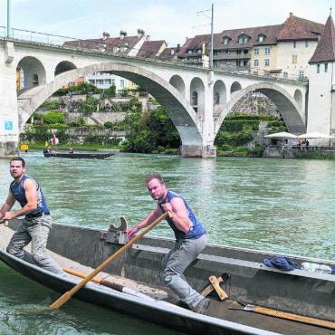 Genau wie erträumt - Im Zweiergespann durch zwei Reussparcours: Über tausend Sportler vollbrachten am Wochenende in Bremgarten Wassersport-Höchstleistungen. Bild: Marco Huwyler