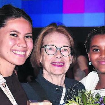 Wuchtiges Nein zum Hallenbadkredit - Die neue Ehrenbürgerin Susanne Plüss mit ihren Enkelinnen Cheryl (links) und Beletu. Bild: eob