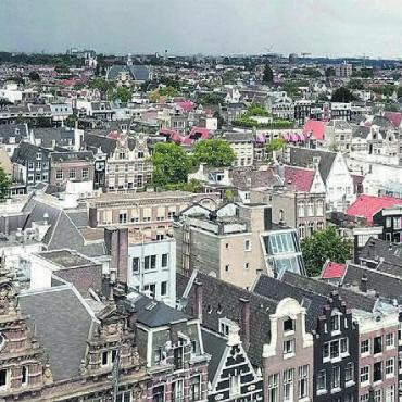 Aus anderen Blickwinkeln - Die «Nieuwe Kerk» (Neue Kirche) im Zentrum von Amsterdam wird restauriert. «Solange das Baugerüst steht, gibt es zuoberst eine Aussichtsterrasse», erzählt Ingrid Christen-van Luling aus Bremgarten.