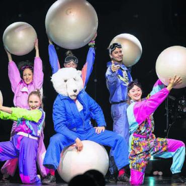 Auf dem höchsten Show-Gipfel - Der Eisbär und die Artisten. Unterhaltsam, spektakulär, witzig und originell. Monti‘s Variété hat viel zu bieten.