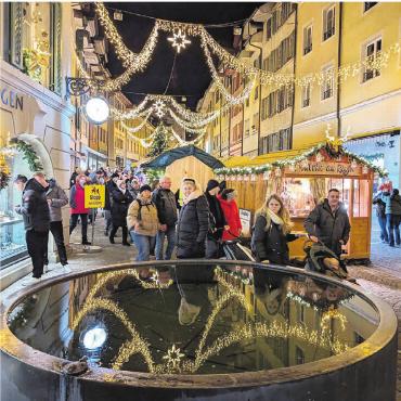 «Einfach nur schön» - Immer wieder schön: Der Fotoklassiker des Christchindli-Märts – die sich im Brunnen spiegelnde Weihnachtsbeleuchtung der Marktgasse.