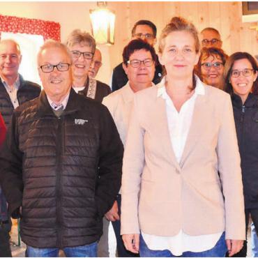 Doch wieder eine Frau im Rat - Mit ihren Unterstützern im Rücken – hier bei der Wahlfeier im Ortsmuseum – schafft es Silke Hägi in den Gemeinderat. Bilder: Thomas Stöckli / zg
