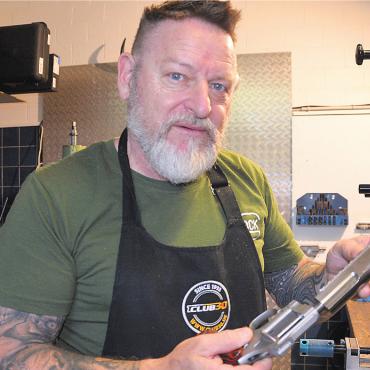 Fasziniert von der Technik - Büchsenmacher Rolf Schaufelberger liebt es, hochwertige Schusswaffen zusammenzustellen und zu reparieren. Bild: Roger Wetli