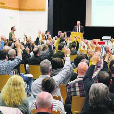 Kein Bauen auf Vorrat - Trotz vielen Diskussionen hat der Zufiker Souverän alle Anträge des Gemeinderats gutgeheissen. Bild: sab