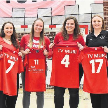 Kleine grosse Zeichen - Vier Spielerinnen, die ganz viel Erfahrung haben und die Handballschuhe an den Nagel hängen. Von links: Caroline Käppeli, Janine Weibel und Corina Strebel. Sie alle spielten rund 20 Jahre beim TV Muri. Ganz rechts: Präsidentin Lucia Schroth (sie spielte 15 Jahre). Bilder: zg