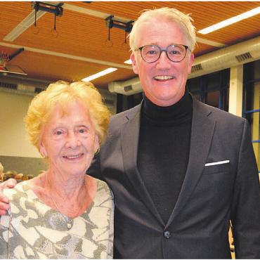 Durchbruch geschafft - Die heute 88-jährige Agnes Hüsser war 32 Jahre als Stimmenzählerin im Amt. An der diesjährigen Winter- «Gmeind» stand sie zum letzten Mal dafür im Einsatz. Für dieses Engagement ehrte sie Gemeindepräsident Reto Bissig. Bild: Roger Wetli