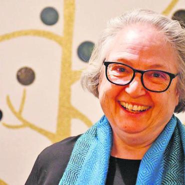 Einblick in die Märchenwelt - Daniela Mettler verkörpert es, Märchenerzählerin zu sein. Das symbolisiert auch der für sie gewobene Märchenschal. Bei ihren Erzählungen verwebt sie Fäden zu wunderbaren Erzählungen. Bild: Verena Anna Wigger