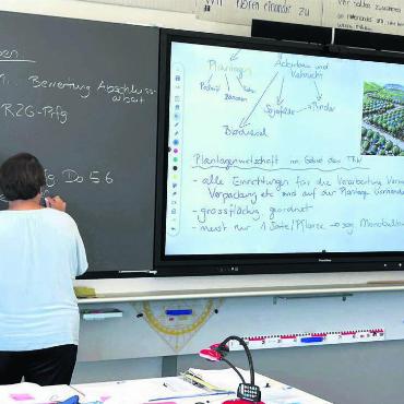 Kreide hat (fast) ausgedient - So sollen die Klassenzimmer der Oberstufe künftig überall daherkommen. Digital (rechts) für den Unterricht. Mit einem klassischen Kreideteil für ausgewählte Notizen. Dieses Modell hat sich in einem rund dreijährigen Pilotprojekt bewährt. Bild: zg