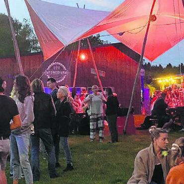 Familien- und Freunde-Treff - Der Verein RK-Kult konnte auch in diesem Jahr mit einer tollen Stimmung auftrumpfen. Die kreative Dekoration ist Teil des Konzepts. Fast 400 Leute genossen diese zum Rock ’n’ Farm am Freitagabend. Bilder: ssr