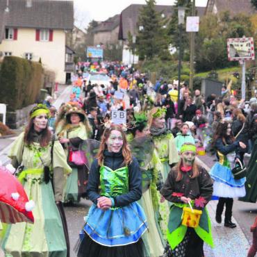 Einfach Fasnacht – einfach Spass - In prächtigen, fantasievollen Kostümen und bestens gelaunt zog der Fasnachtstross vom Oberdorf durchs Unterdorf zum Berikerhus. Bilder: Sabrina Salm