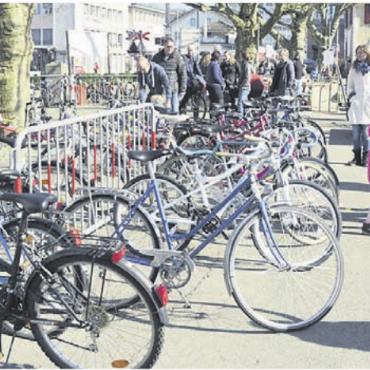 Velobörse am Samstag - Diesen Samstag kann man wieder Velos auf dem Stadtschulhausplatz erwerben. Bild: Archiv