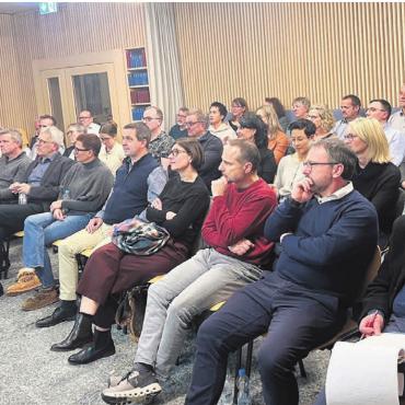 Nachhaltige Versorgung im Alter - Interessiert lauschten die Teilnehmenden den Ausführungen der Experten. Bild: zg
