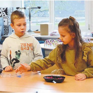 Für das gewisse Etwas - In der Projektwoche fertigten die Kinder reichlich Dekomaterial für den neuen Pausenplatz an. Wie hier Windspiele mit Perlen.