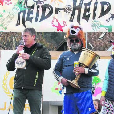 Heid-Heid besiegt das Dorf - Gemeindeammann Ueli Lütolf gratuliert der organisierenden Fasnachtsgesellschaft zum Sieg in diesem besonderen Wettkampf. Natürlich wird der Gemeinderat nun seinen Wetteinsatz leisten. Bilder: pf