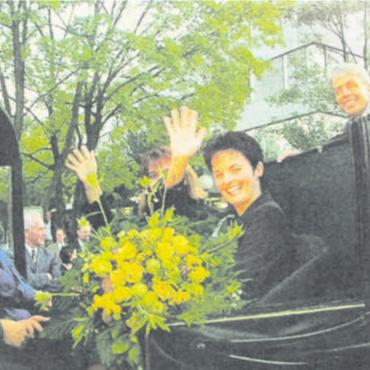 Grosse Sympathie-Welle für den Politstar - Die CVP-Bundesrätin Ruth Metzler wird in Wohlen empfangen. Bild: Archiv