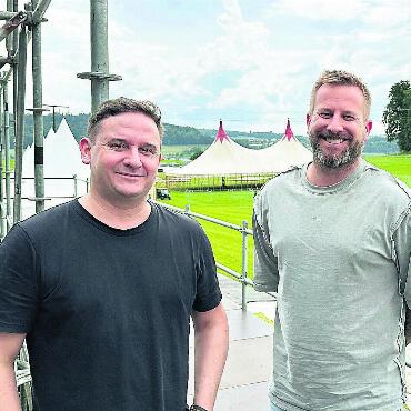 Dieses Mal bitte mit Sonnenbrille - Die Macher des Hive Air: Anatol Gschwind (links) und Robin Brühlmann. Bild: spr