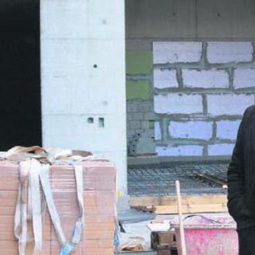 Es wächst und wächst - Gemeinderat Michael Gutknecht (rechts) führte eine von zwei Gruppen kompetent über die Baustelle des Areals Gemeindehaus. Bild: rwi