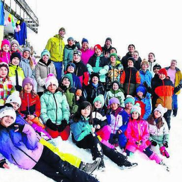 Viel Spass im Schnee - Gruppenbild der Schülerinnen und Schüler aus Oberlunkhofen und Islisberg im Skilager. Bild: zg