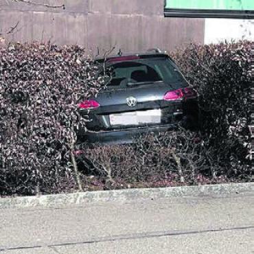 Gegen Hauswand geprallt - Die Irrfahrt führte über eine Kreuzung und endete mit der Kollision gegen eine Hauswand. Bild: pz
