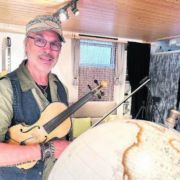 Mit der Geige auf die grösste Bühne - Egon Egemann in seinem Studio in Wohlen. Mit dem Song «Musik klingt in die Welt hinaus» stand er 1990 auf der wohl grössten Bühne, die ein Musiker erleben darf. 
Bilder: Stefan Sprenger