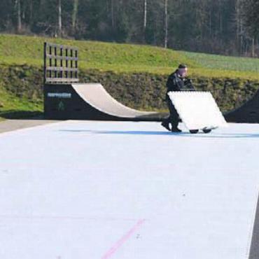 Vorerst ein Time-out - Letzte Woche wurde das Eisfeld auf der Burkertsmatt abgebaut und ins Lager gebracht. Dort bleiben die Kunststoffplatten vorerst auch. Bild: sab