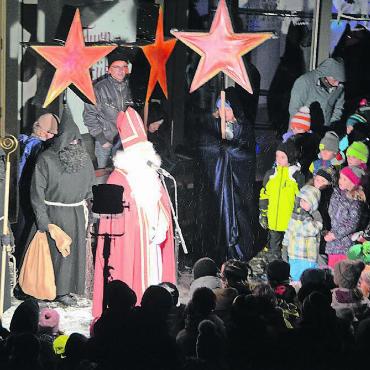 Eindrückliche Stimmung erzeugt - Um den Samichlaus und seine Schmutzli sammelten sich viele Familien. Bilder: Roger Wetli