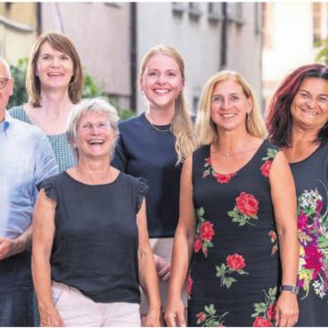 Ein intensives Jahr - Der Vorstand der Ortspartei Die Mitte Bremgarten: (v. l.) Heinrich Supthut, Eric Mauron, Sabine Wiederkehr, Sue Rey, Jacqueline Wick, Isabelle Schuppisser, Eva Störzbach, und Theo Rau. Bild: zg