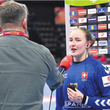 «Das ist einfach verrückt» - Seraina Kuratli (17 Jahre jung) gibt ein SRF-Interview. Bild: awa