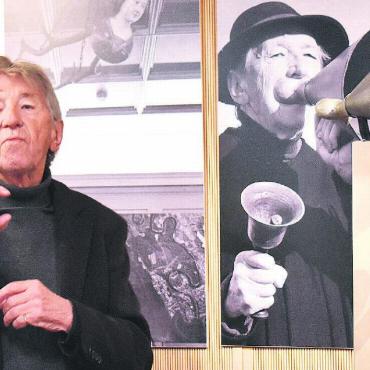 Schwarze Kunst und weisse Wäsche - Der Ausrufer brachte einst die Neuigkeiten mit dem Sprachrohr unter die Leute. Heinz Koch präsentierte diesen Gegenstand. Auf dem Foto hinter ihm ist sein Grossvater zu sehen. Bild: Erika Obrist