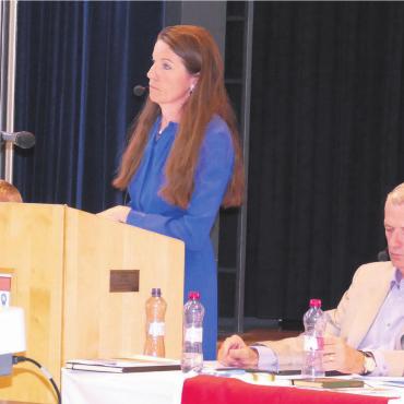 Mehrheit will keinen Wechsel - Gemeinderätin Natascha Brunold und Gemeindeammann Daniel Stark erklärten dem Zufiker Souverän die Beweggründe des Gemeinderats zum Wechsel der Spitex-Zugehörigkeit. Bild: Stefan Treier