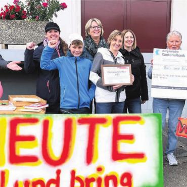 Bewährt und geschätzt - Letztes Jahr wurde das Team des Hol-und-Bring-Märts Muri mit dem Energiepreis geehrt. Stefan Staubli, Präsident des Energie Forums (links), überreichte den mit 2000 Franken dotierten Preis. Bald wird der Preisträger 2024 bekannt. Bild: zg