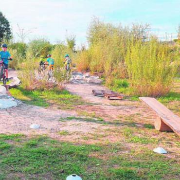 Volle Action auf zwei Rädern - Der neue Skills Park bietet ideale Rahmenbedingungen für den Bike-Nachwuchs. Bild: zg