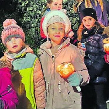 Leuchtend durch das dunkle Städtli - Das Tragen und Vorführen der eigenen Räbeliechtli ist für viele Bremgarter Bild: zg