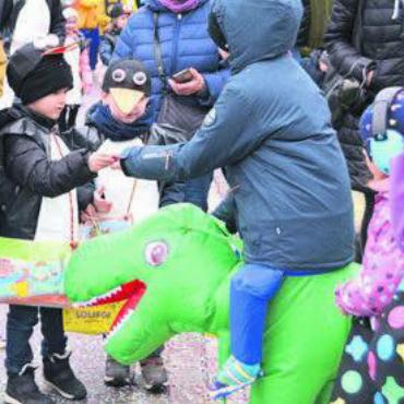 Einfach Fasnacht – einfach Spass - Auch die Zuschauer am Strassenrand präsentierten sich fasnächtlich.