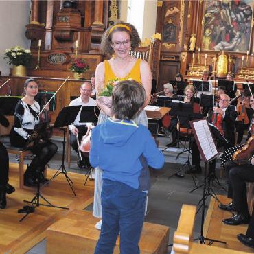 Ein Musikmärchen für Jung und Alt - Erzählerin Katja Bachmann nimmt nach dem gelungenen Auftritt Blumen entgegen. Bild: aha