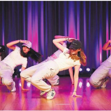 Fokus auf die tollen Tänzerinnen - Die Tänzerinnen der Tanzbox zeigen eine vielfältige Show. Bild: zg