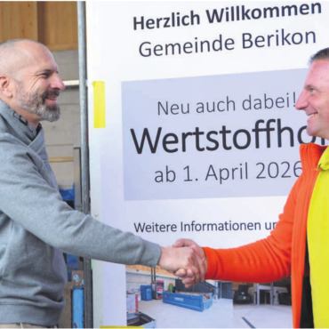 Gemeinsam für das Recycling - Die Gemeinden Rudolfstetten und Berikon gehen nun auch beim Wertstoffhof eine Zusammenarbeit ein: Vizeammann von Rudolfstetten-Friedlisberg Sascha Käppeli (links) und der Beriker Gemeinderat Roland Koller. Bild: Sabrina Salm