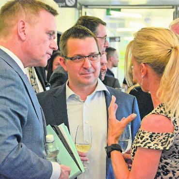 Luxuslöhne fördern Unmut - Direkter Austausch wird hier möglich: Spital-CEO Daniel Strub (Mitte) im regen Austausch mit der Freiämter Grossrätin Nicole Heggli-Boder und Regierungsrat Jean-Pierre Gallati. Bild: Celeste Blanc