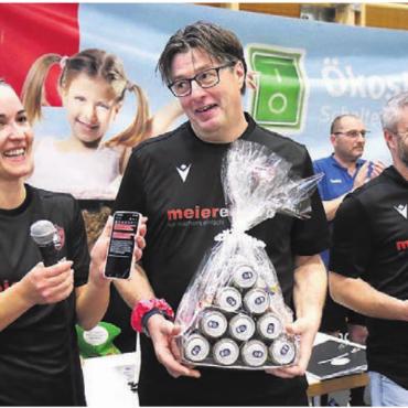 Die Freundinnen jubeln - Francine Biffiger und das Trainerduo Jochen Külling und Matthias Baumgartner.